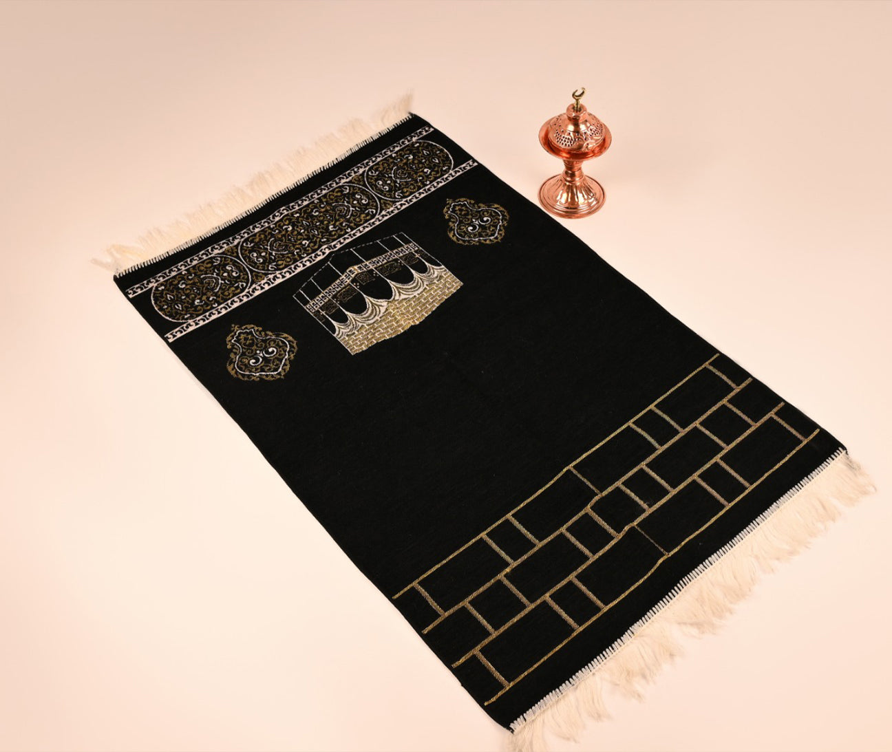سجادة صلاة بتصميم كسوة الكعبة